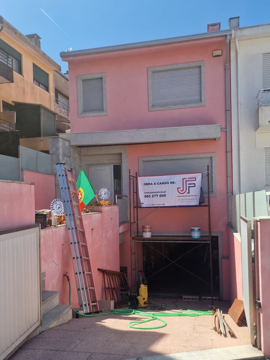 Fachada de moradia antes da pintura exterior — obra Jasmim Faria