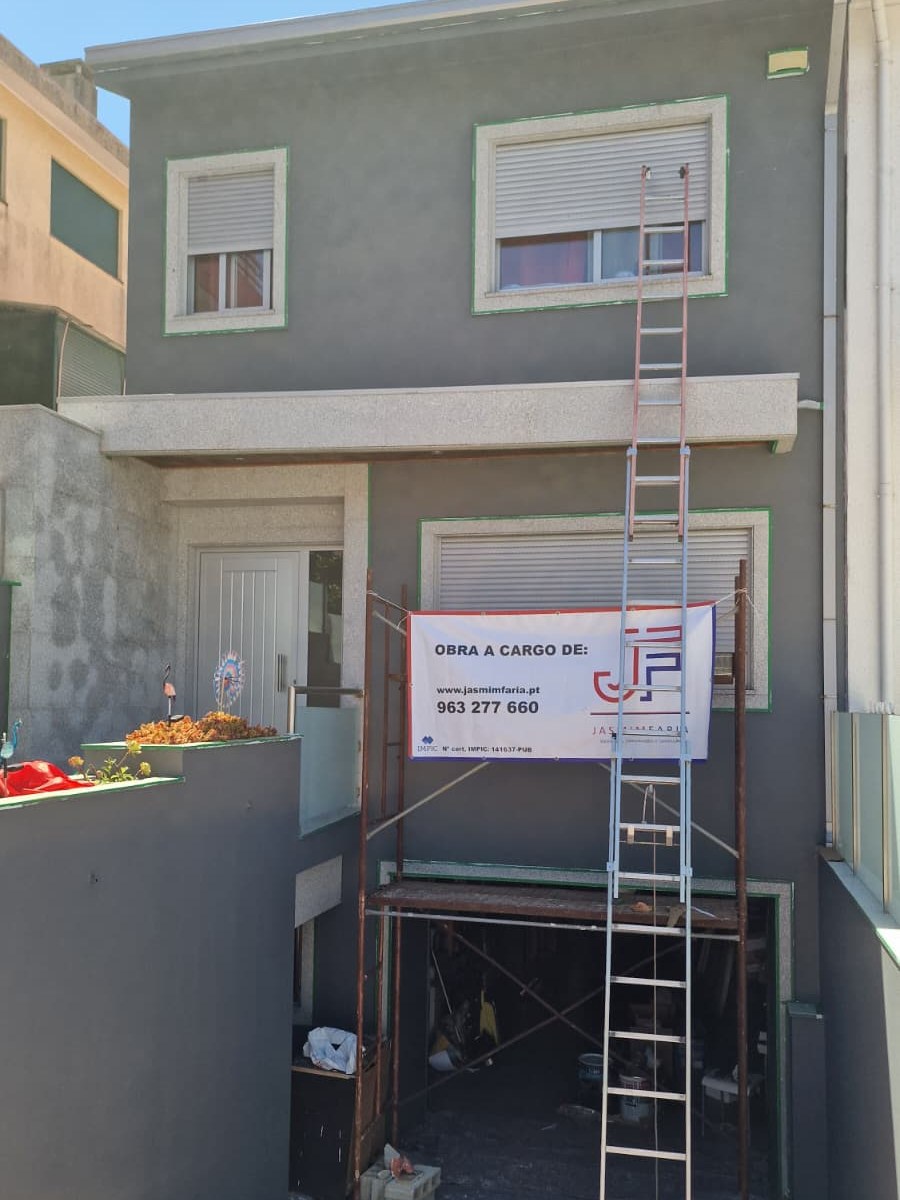 Fachada de moradia depois da pintura exterior em cinza antracite — obra Jasmim Faria