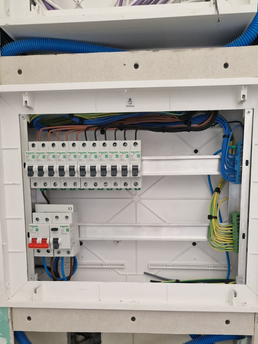 Quadro elétrico concluído com disjuntores por circuito e proteção diferencial — Jasmim Faria