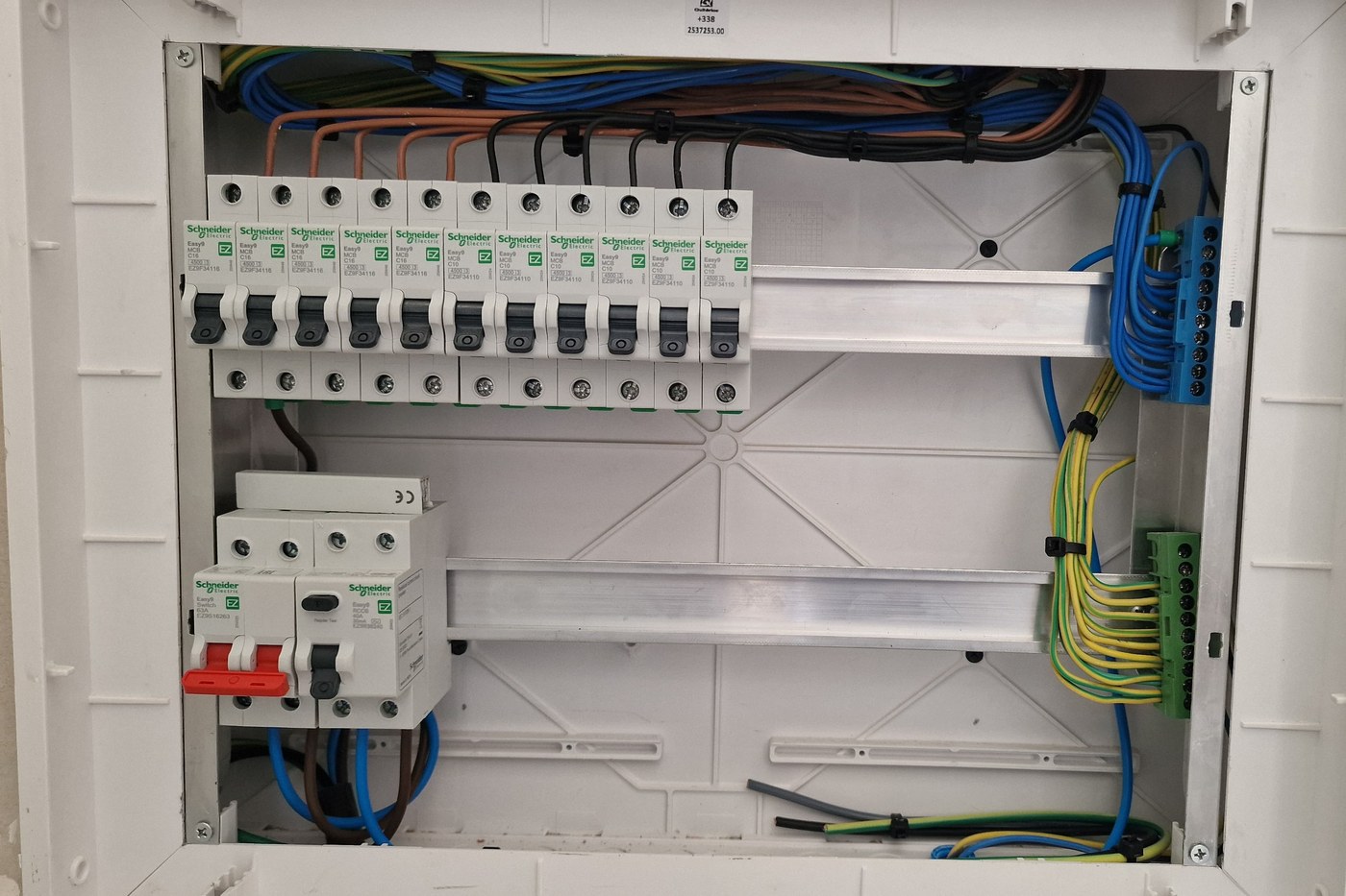 Quadro elétrico de habitação instalado, com disjuntores e interruptor diferencial — Jasmim Faria